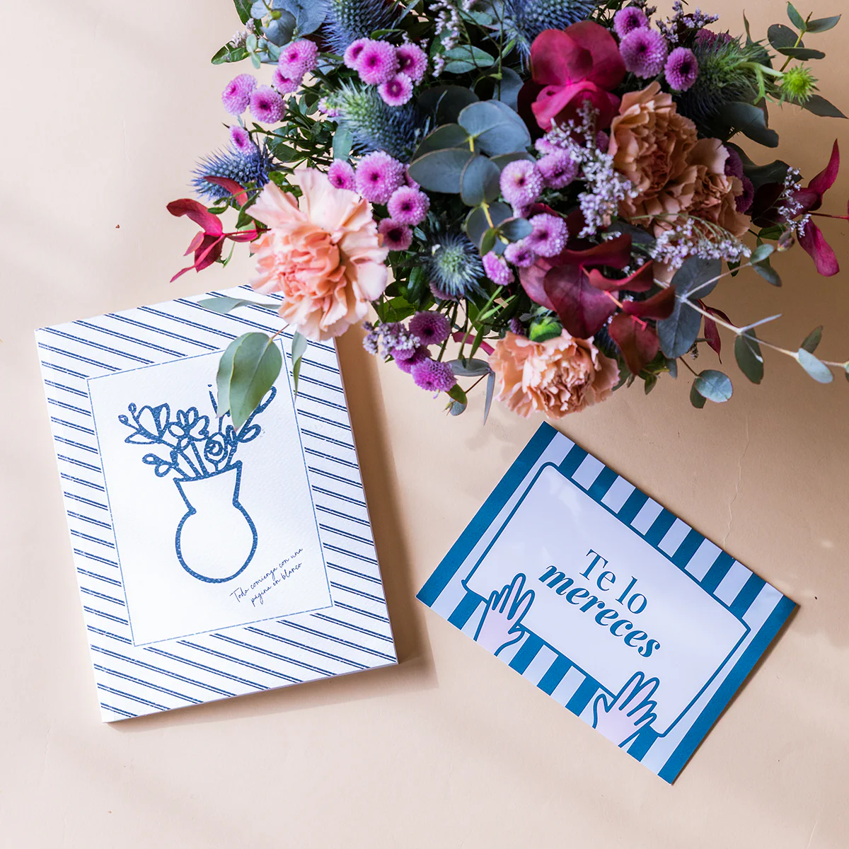 Arreglo de Flores con Libreta y Tarjeta - Image 3