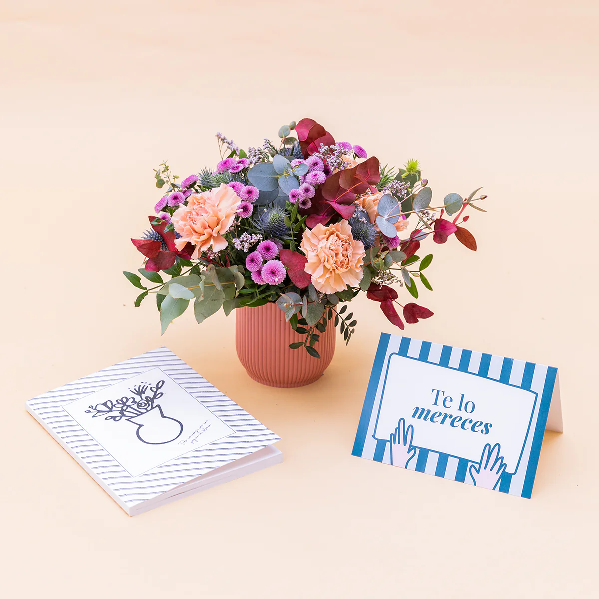 Arreglo de Flores con Libreta y Tarjeta - Image 5
