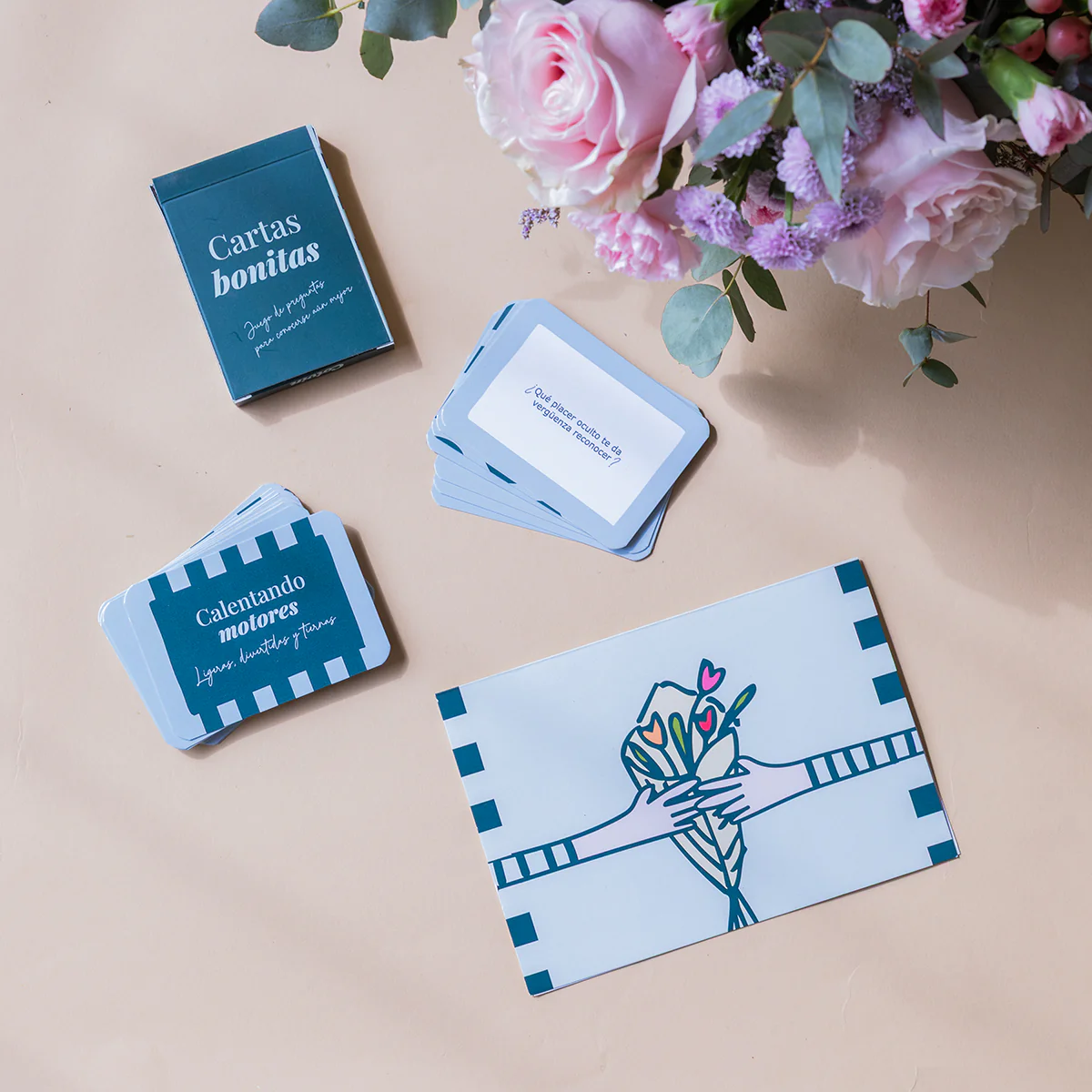 Arreglo de Rosas con Juego de Cartas y Tarjeta - Image 3
