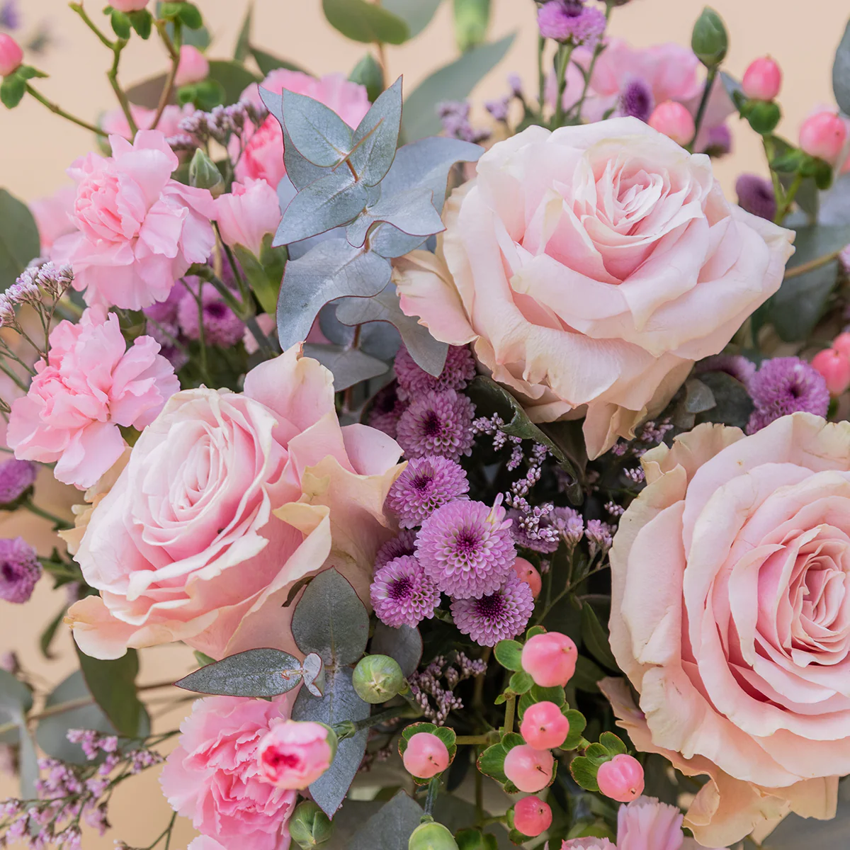 Arreglo de Rosas con Juego de Cartas y Tarjeta - Image 4