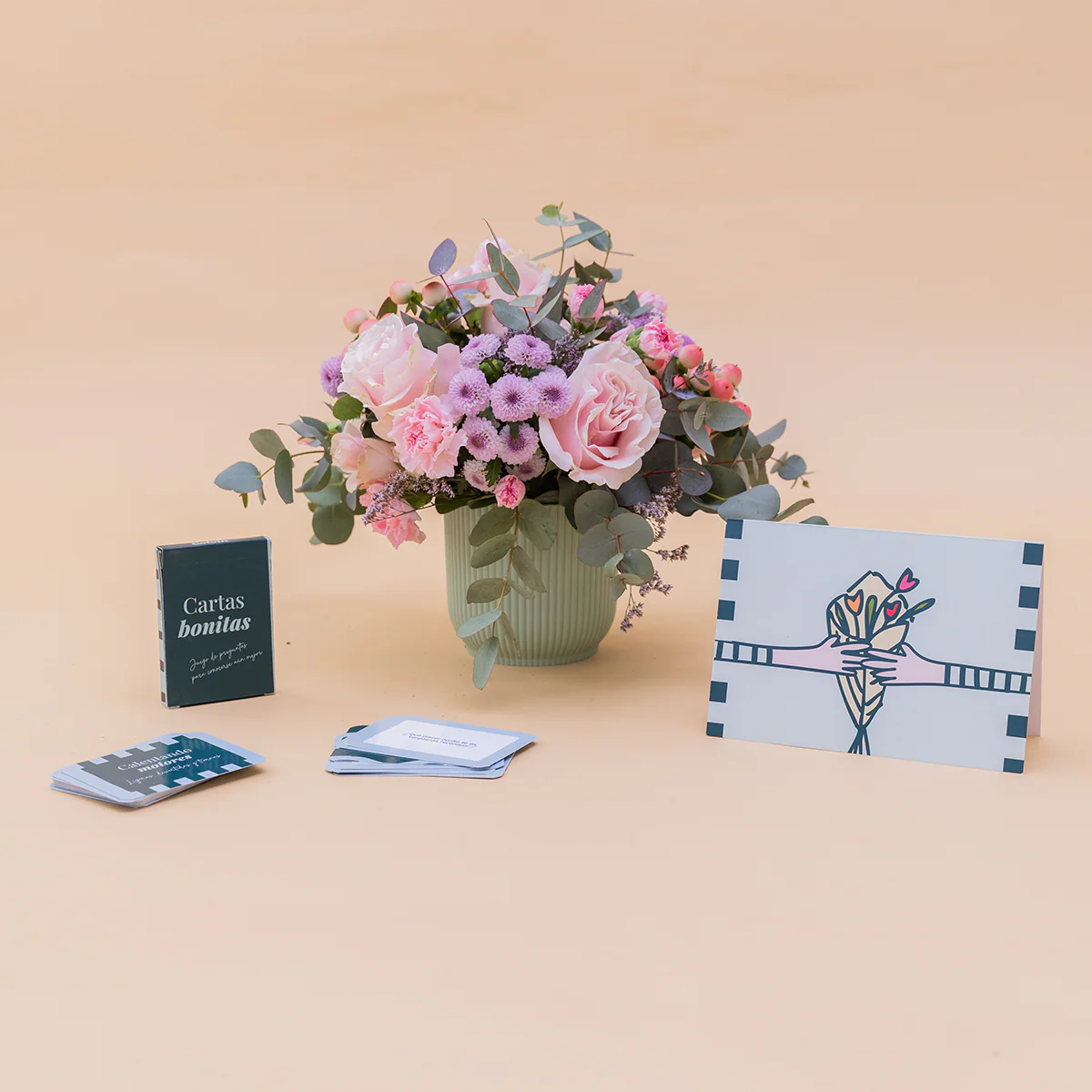 Arreglo de Rosas con Juego de Cartas y Tarjeta - Image 5