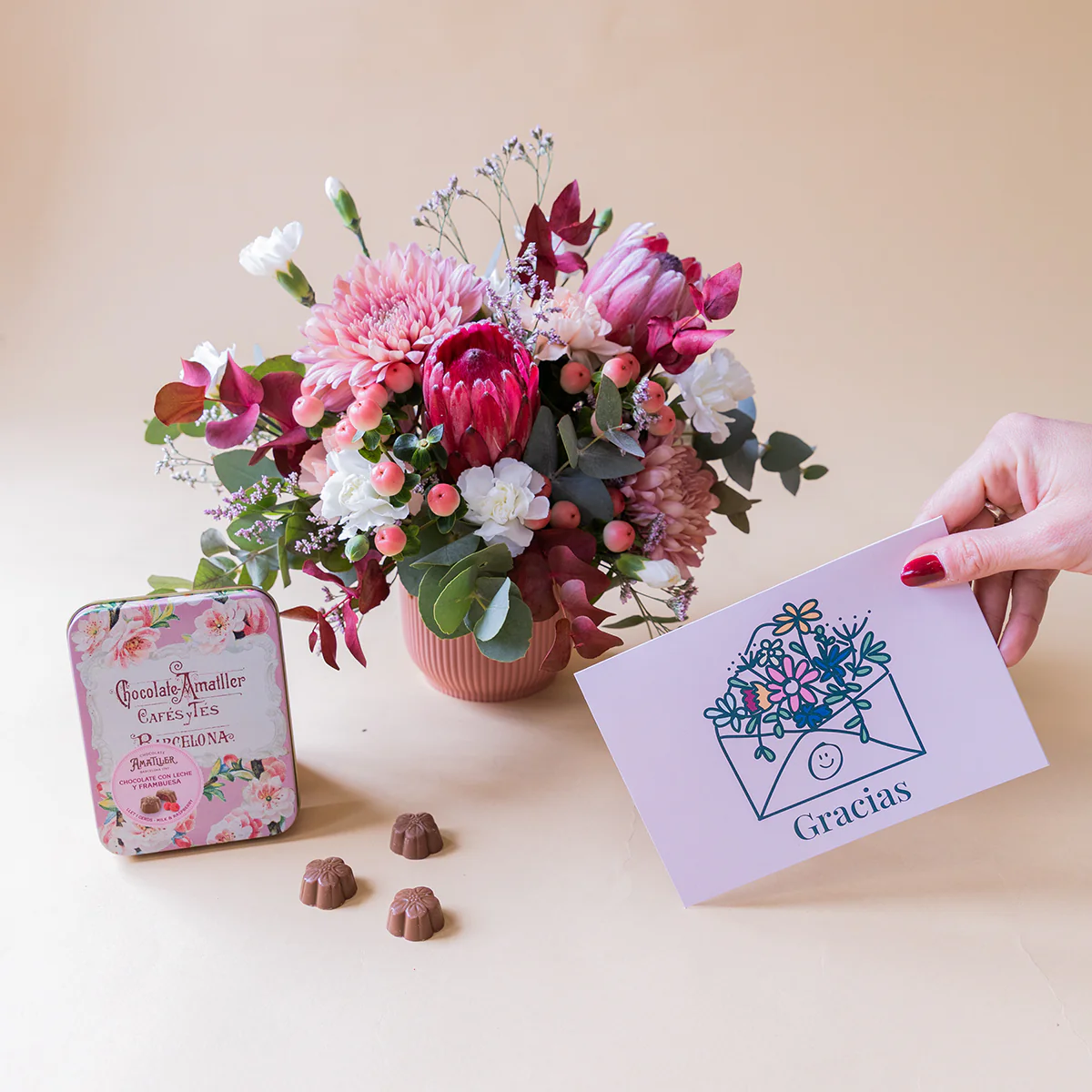 Arreglo de Proteas con Chocolates y Tarjeta - Image 5