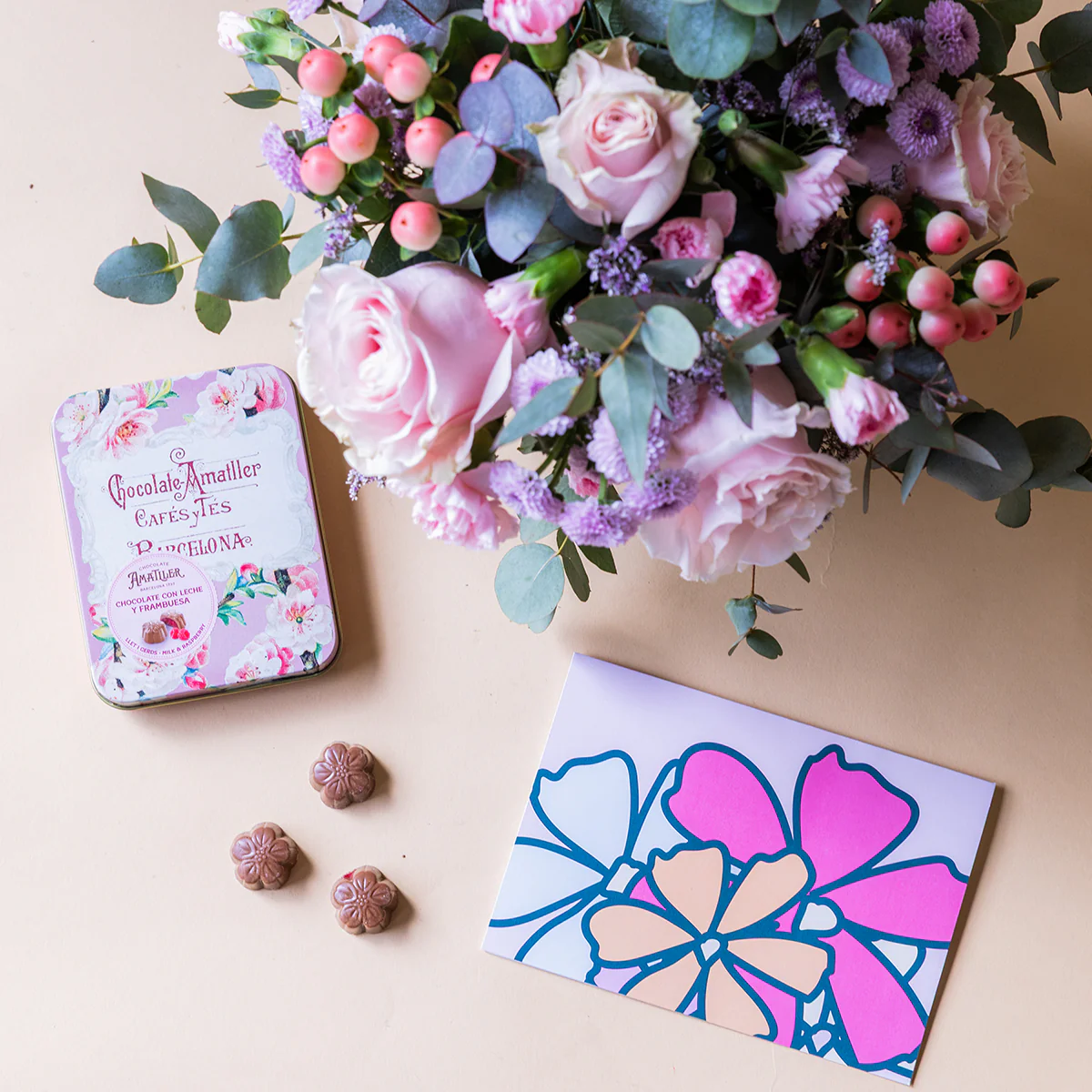 Arreglo de Rosas rosas con Bombones y Tarjeta - Image 3