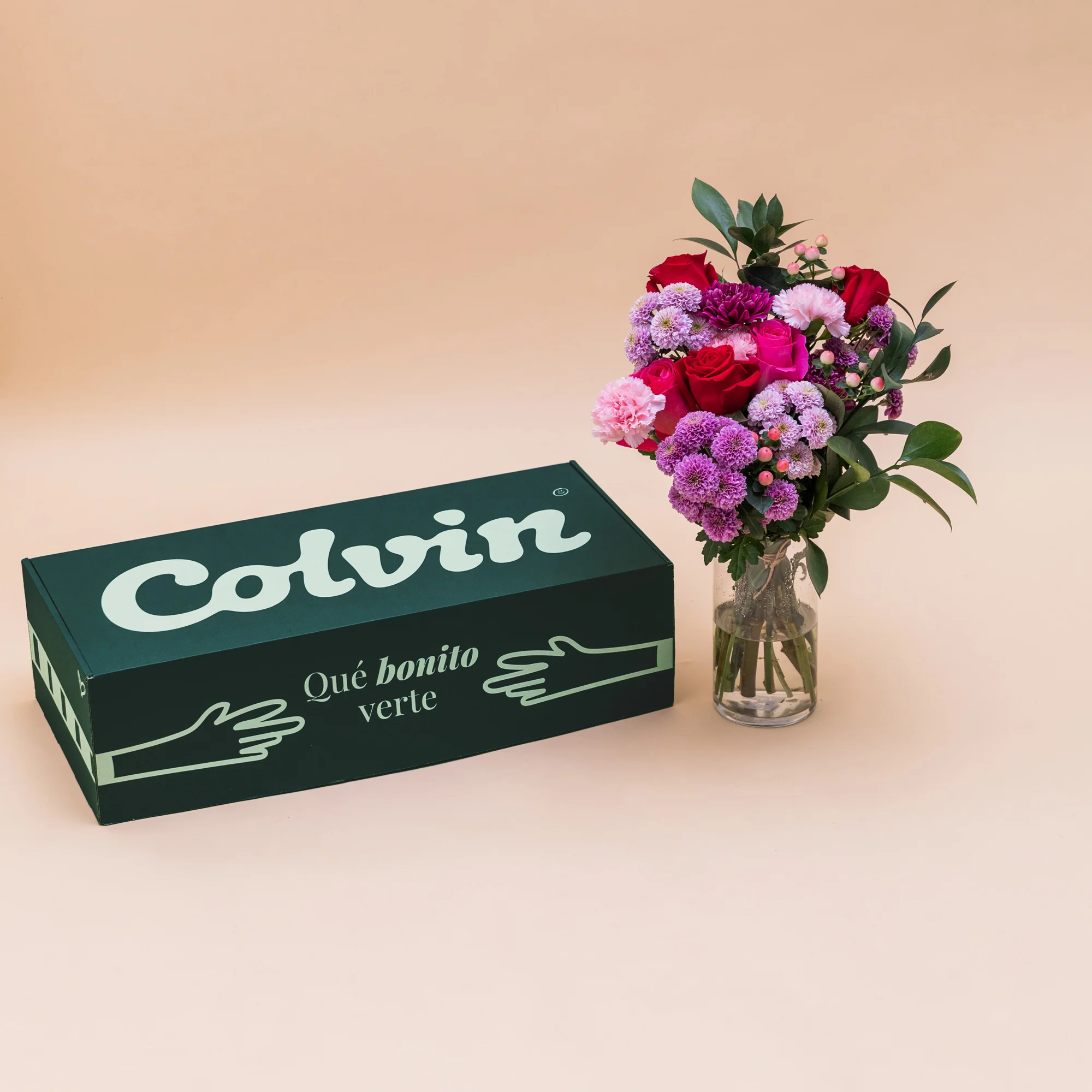 Love is in the air – Ramo de flores con chocolate y bloc de notas - Image 6