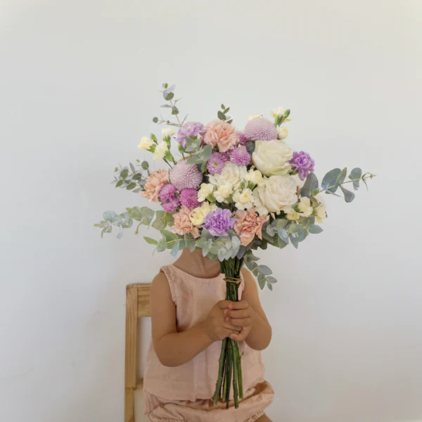 ¡Hola, Peque! - Ramo de flores con regalos para bebé - Image 3
