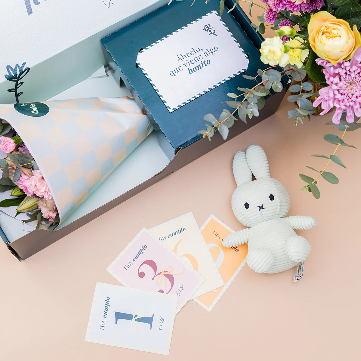 ¡Hola, Peque! - Ramo de flores con regalos para bebé - Image 6